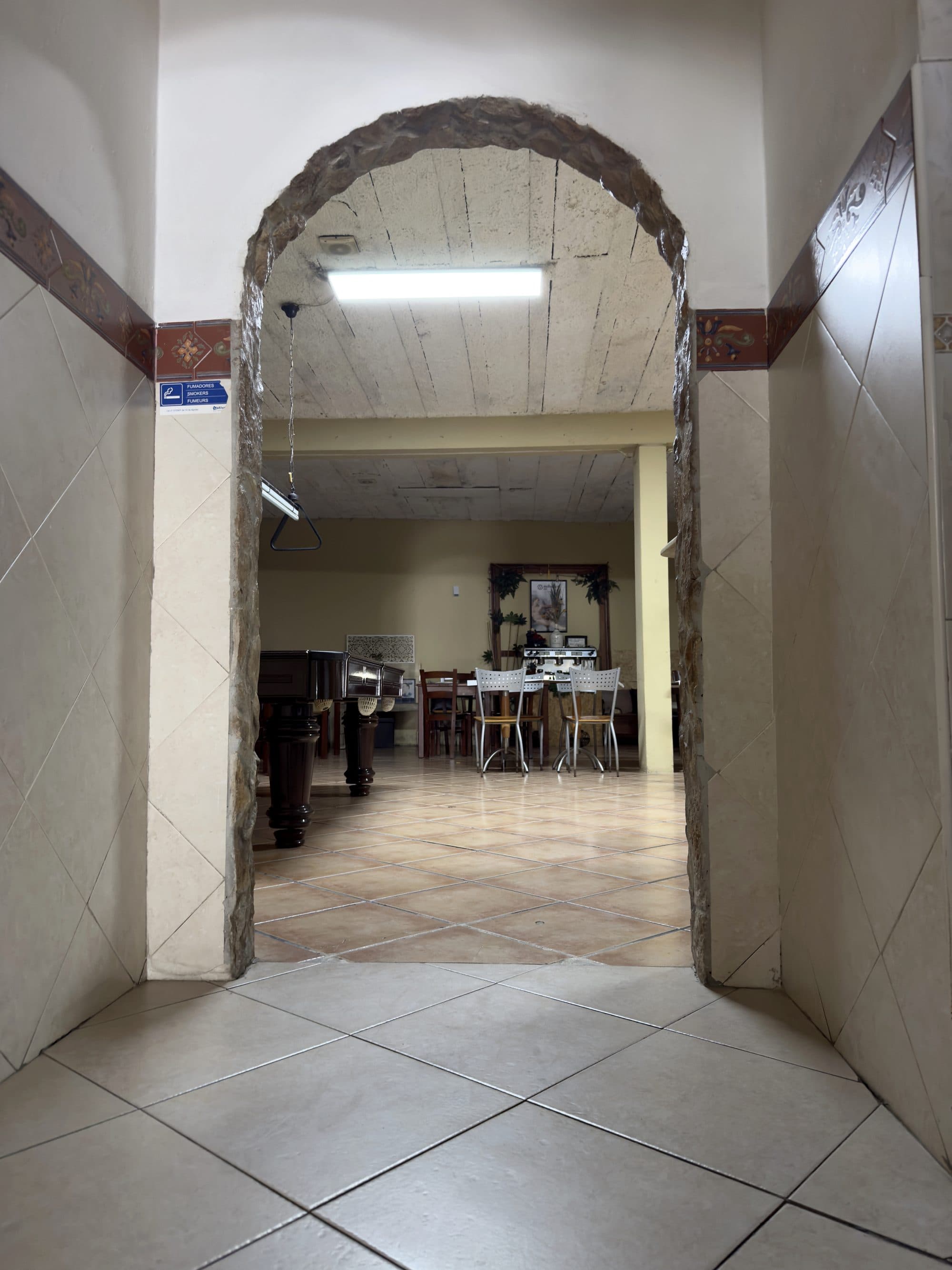Arco de pedra que liga a entrada ao salão interior