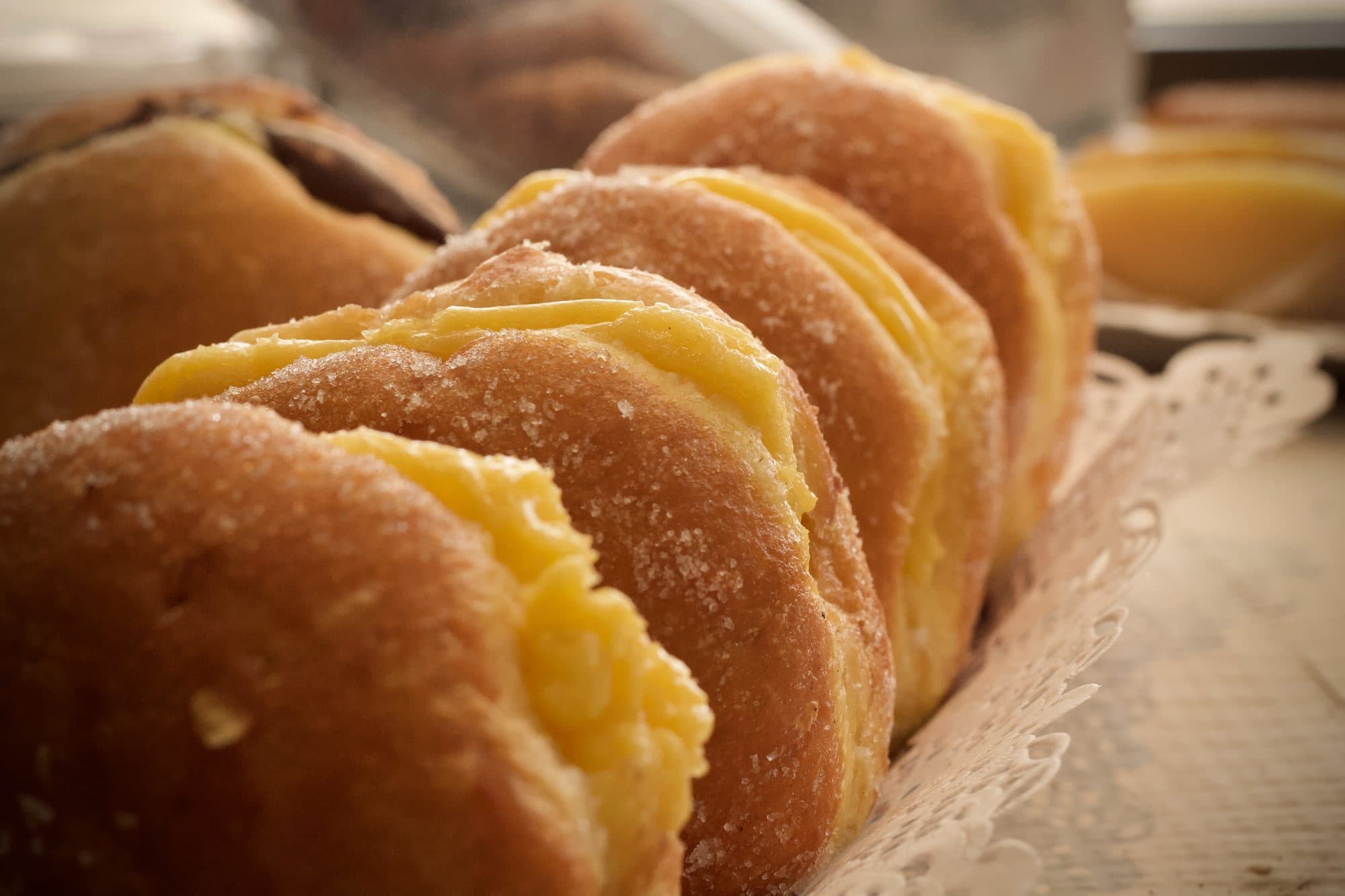 Fila de bolas de Berlim recheadas com creme