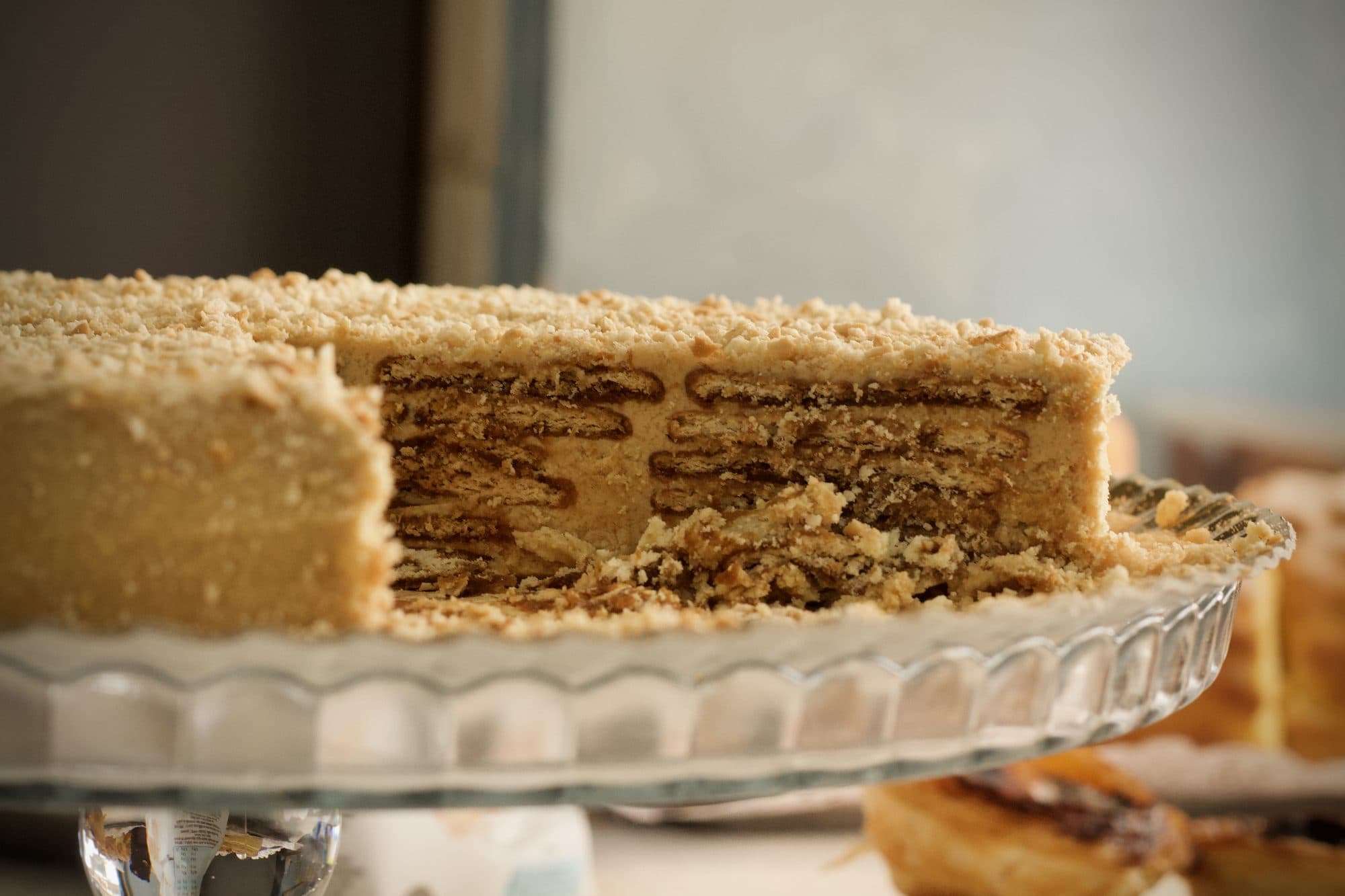 Bolo de bolacha fatiado num prato de vidro