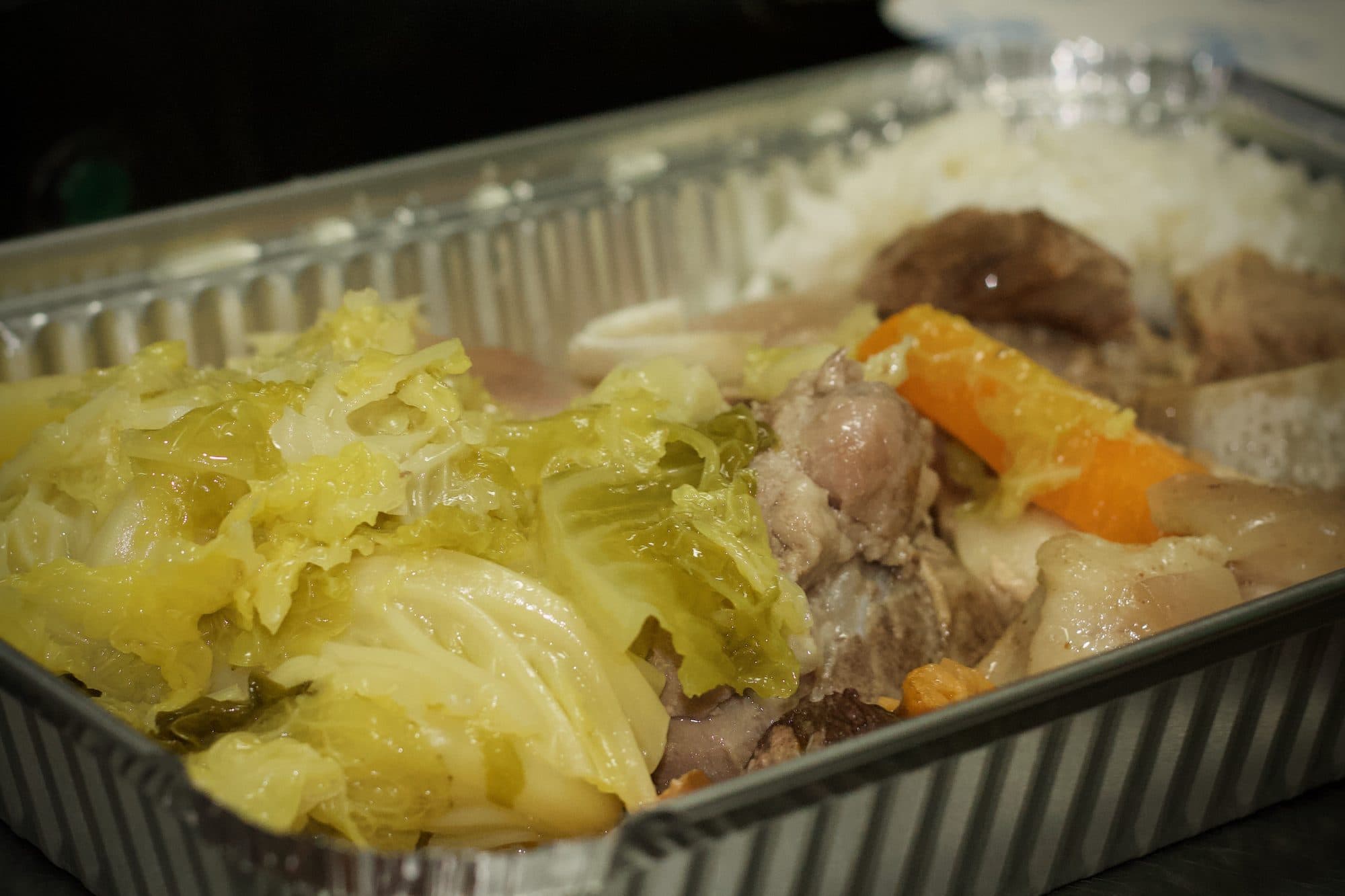 Tabuleiro de cozido com couve, cenoura e carne