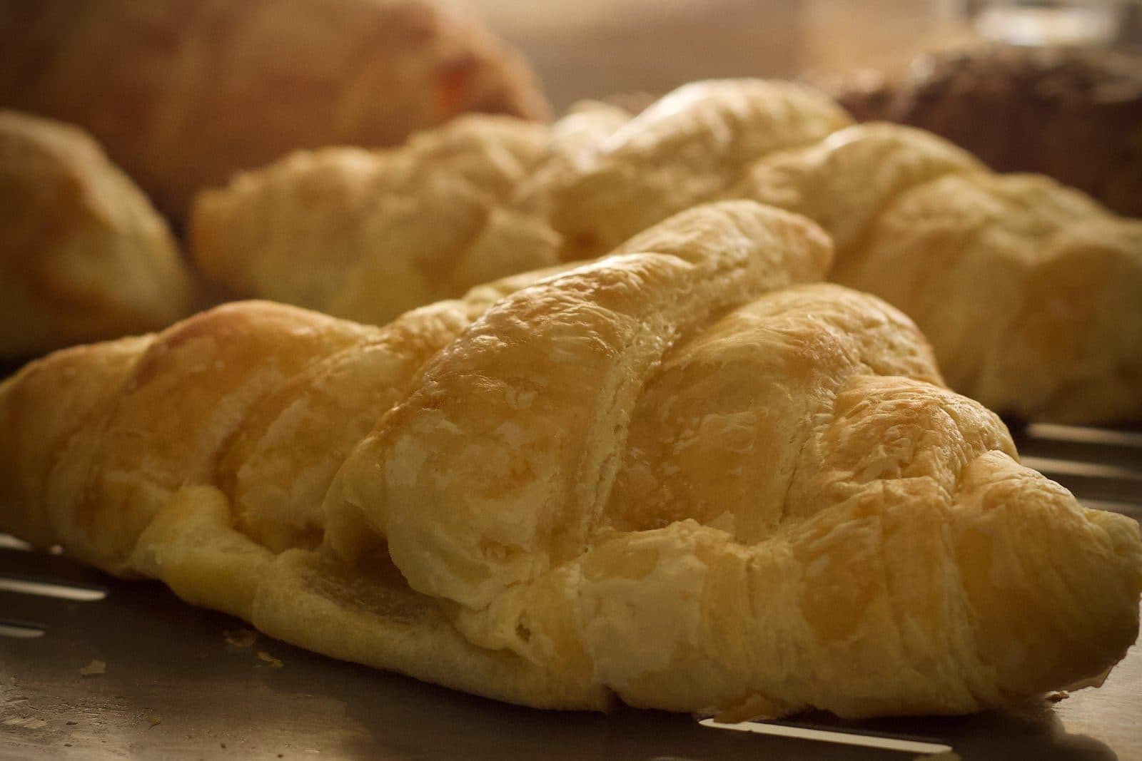 Croissants folhados acabados de sair do forno