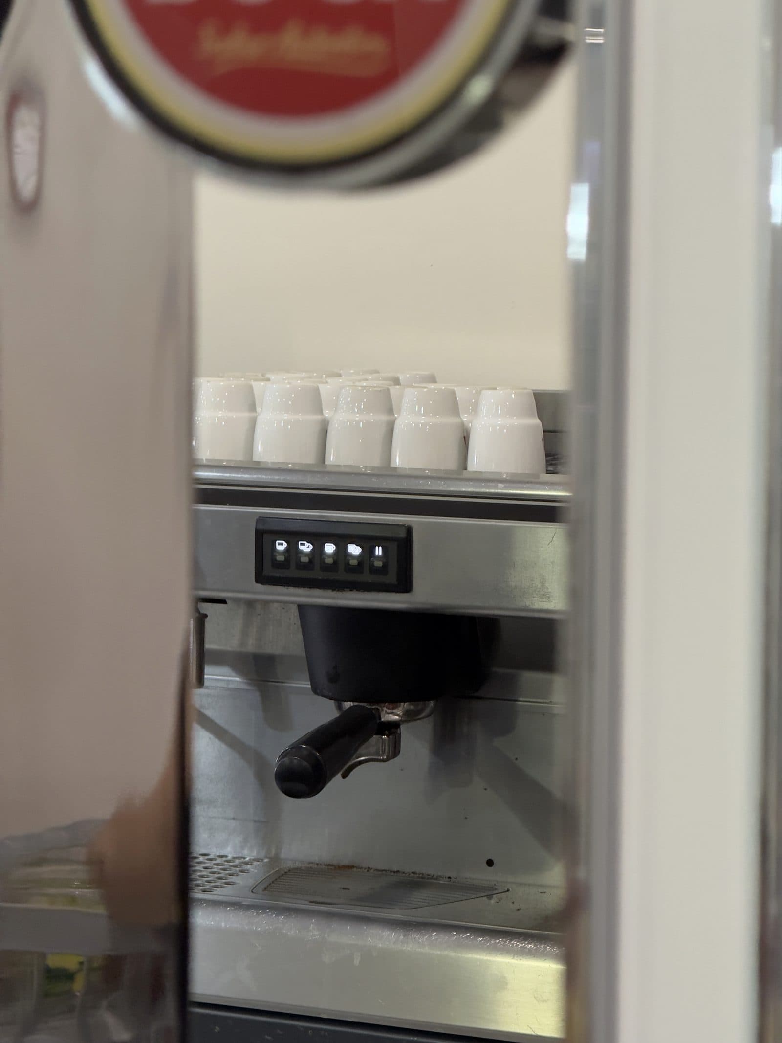 Máquina de café do balcão, com as chávenas a aquecer por cima