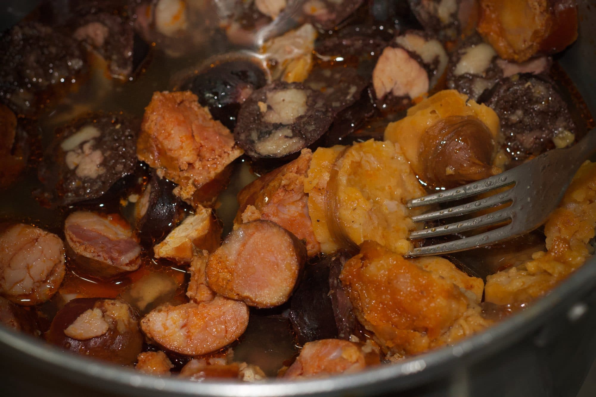 Prato de feijoada com rodelas de chouriço