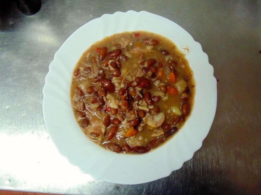 Prato de feijoada guarnecido com coentros
