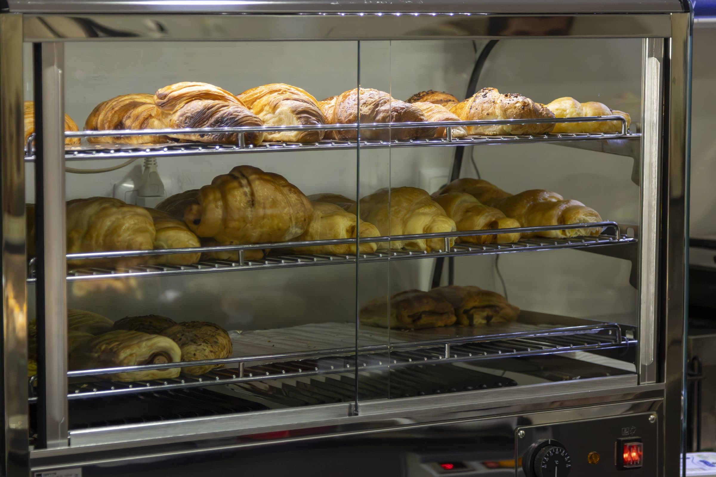 Vitrina quente com croissants e folhados em três prateleiras
